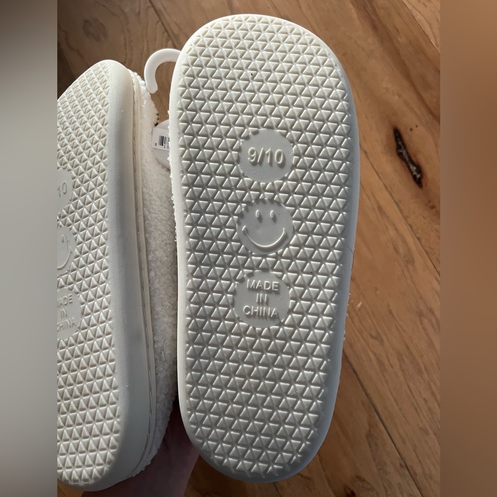Pretty Simple Smiley Slippers - Picture 3 of 3